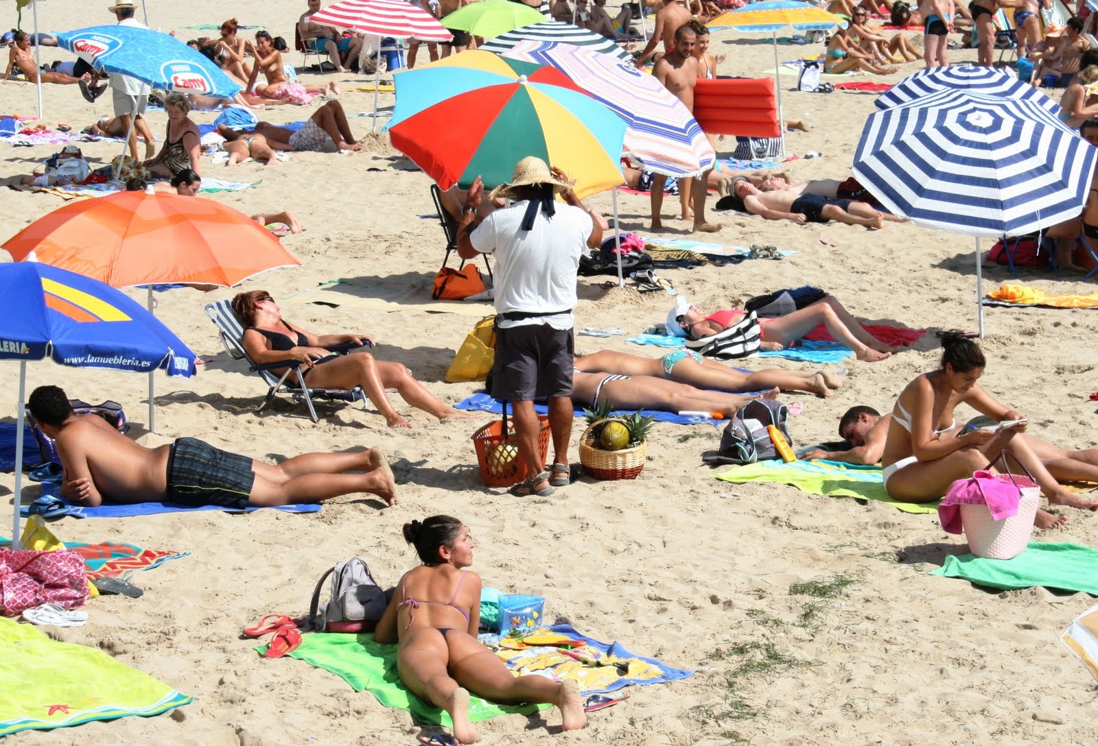 El Ayuntamiento de Adeje erradicará los masajes clandestinos en las playas